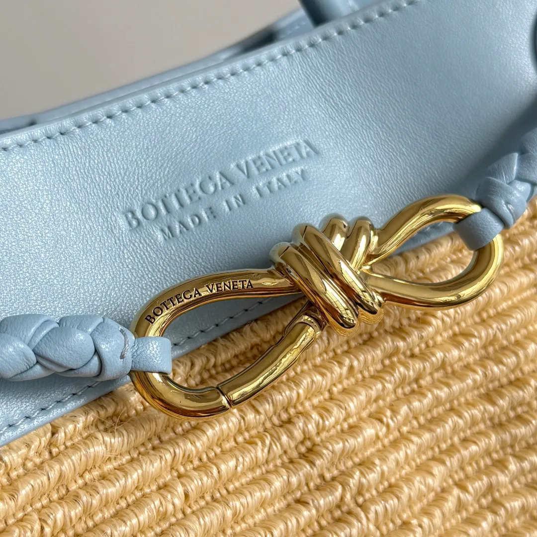 Batch 1960 Bottega Veneta's new SmallAndiamo | 🌞The best solution for summer relaxation! 🌾 Straw + leather splicing, natural materials collide with exquisite craftsmanship, and it has a sense of relaxation during the southern French holiday. It is suitable for daily commuting and weekend vacations. It is very stylish when you carry it with you. 💼 The practical capacity is amazing. It can easily store mobile phones, card holders, and powder compacts. The top opening and closing design makes it easy to access items and protects privacy. The whole is not redundant or cramped. It is a concrete interpretation of "less is more"! Unique woven texture + iconic gold buckle, low-key and high-end recognition, take it to the streets and turn heads when you put it on your back, as if you have brought lazy fashion into your life. BV’s new season aesthetics, fashionable and refined, come and take away this sense of relaxation~SmallAndiamo will become a high-end symbol in your style wardrobe that will never fade! Style number: 827478 (743568) Size: 25*20*10cm